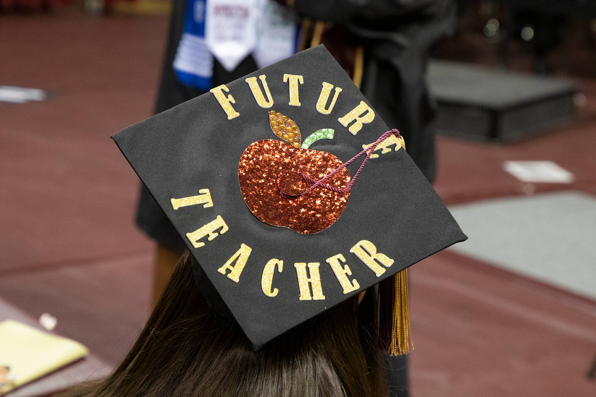 Graduation cap decorated with an apple and text that reads "future teacher"