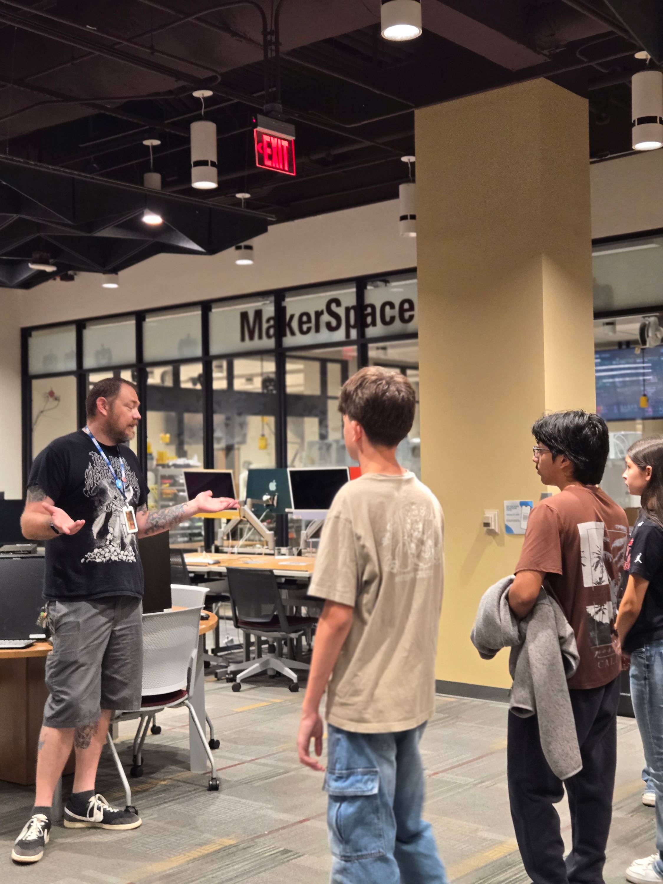 Students visit MakerSpace in Alkek One
