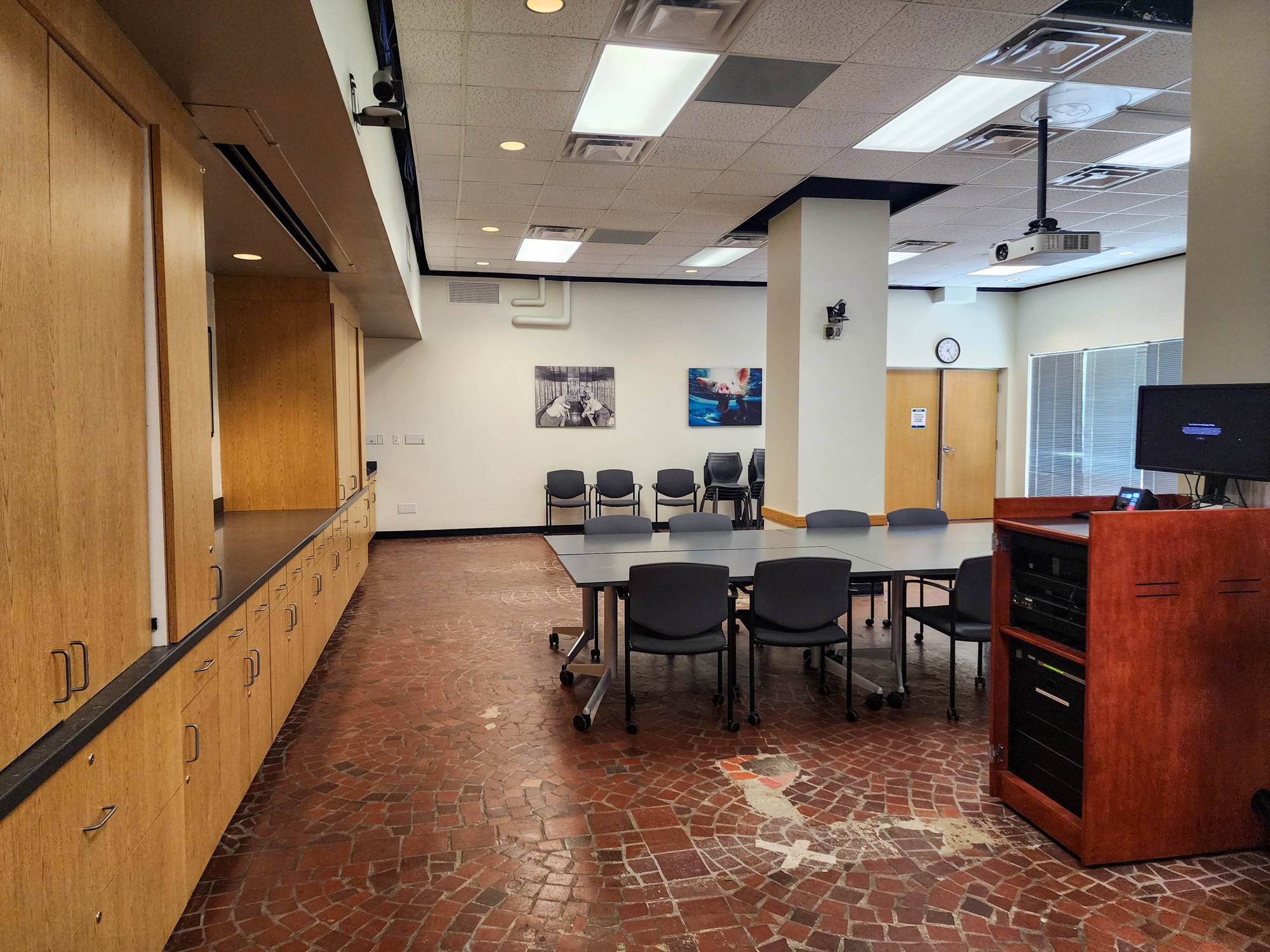 Left view of  table, projector and overhead lights.