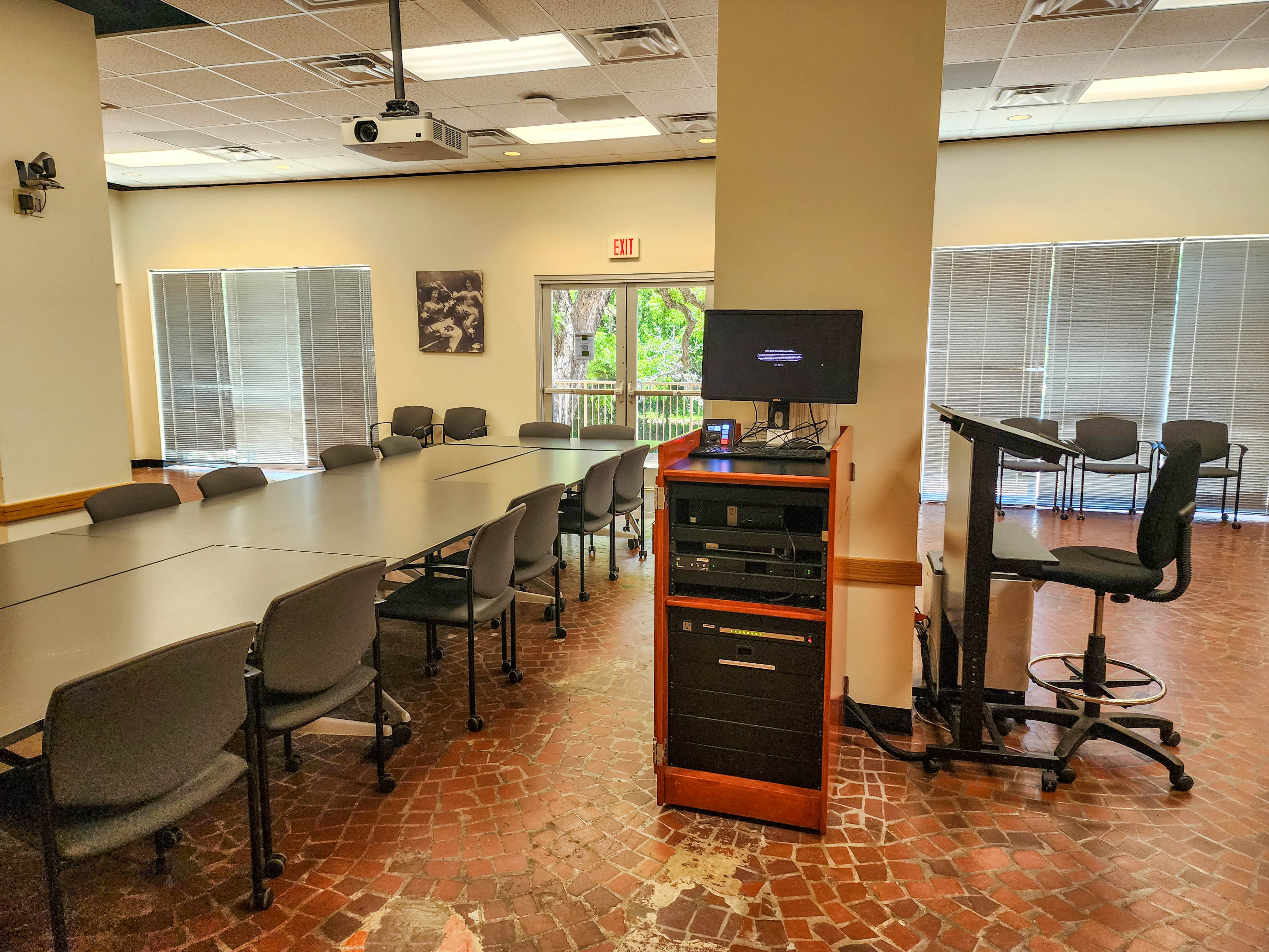 Right view of computer, table and chairs in the conference room.