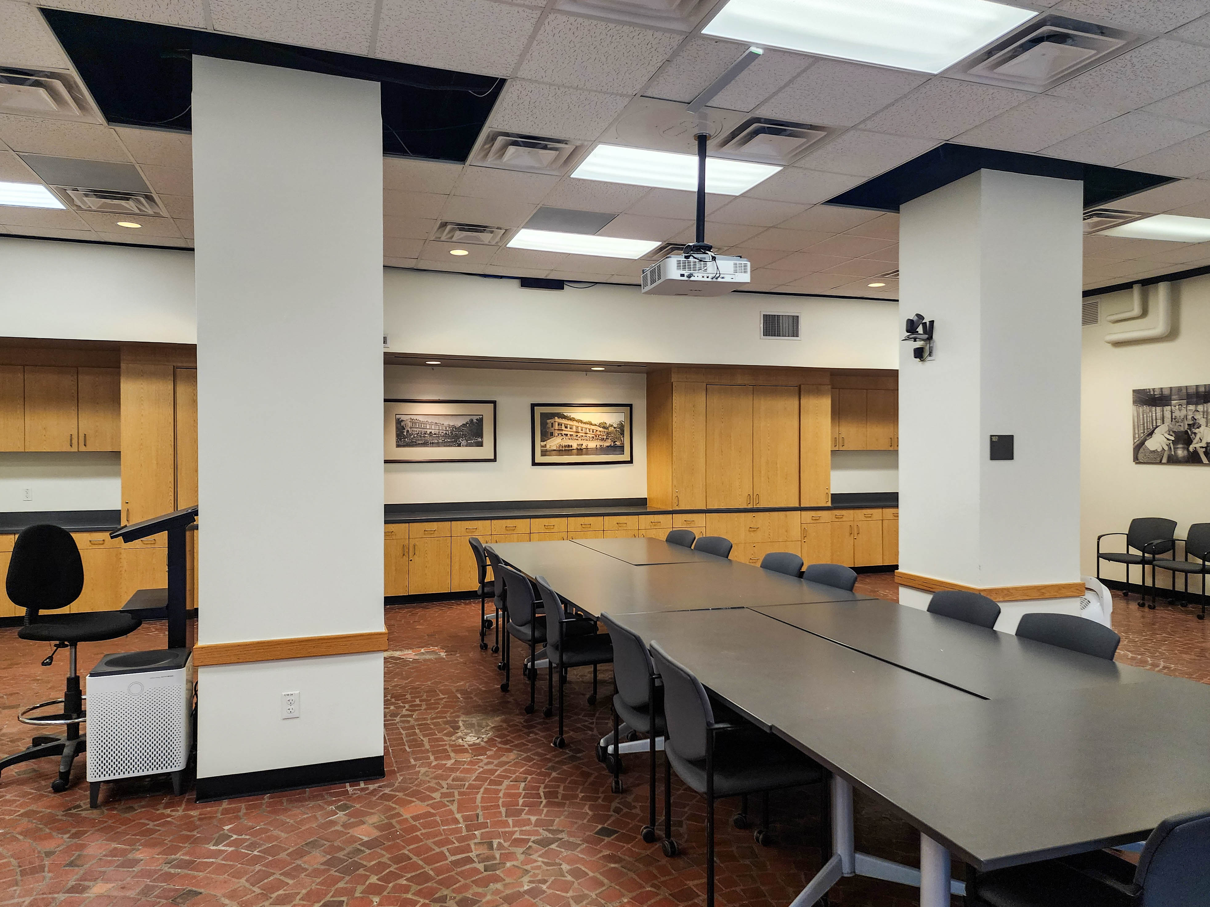 Left view with table and 2 pillars.