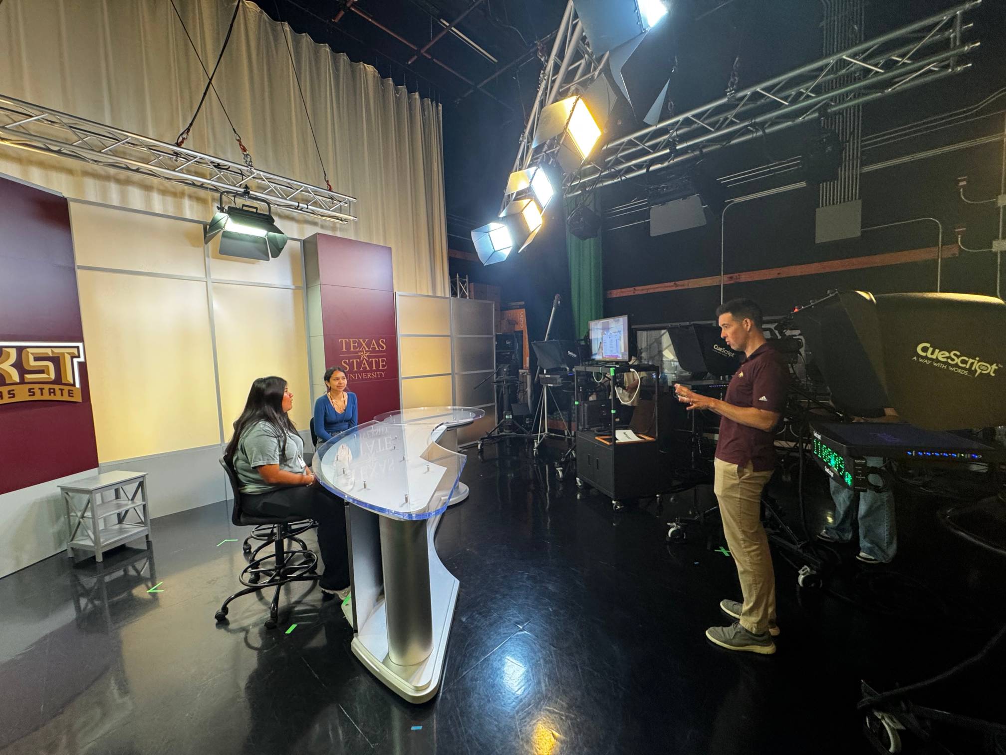 Seed teaches Alejandra Posadas and Janiah Rivera some tips about anchoring