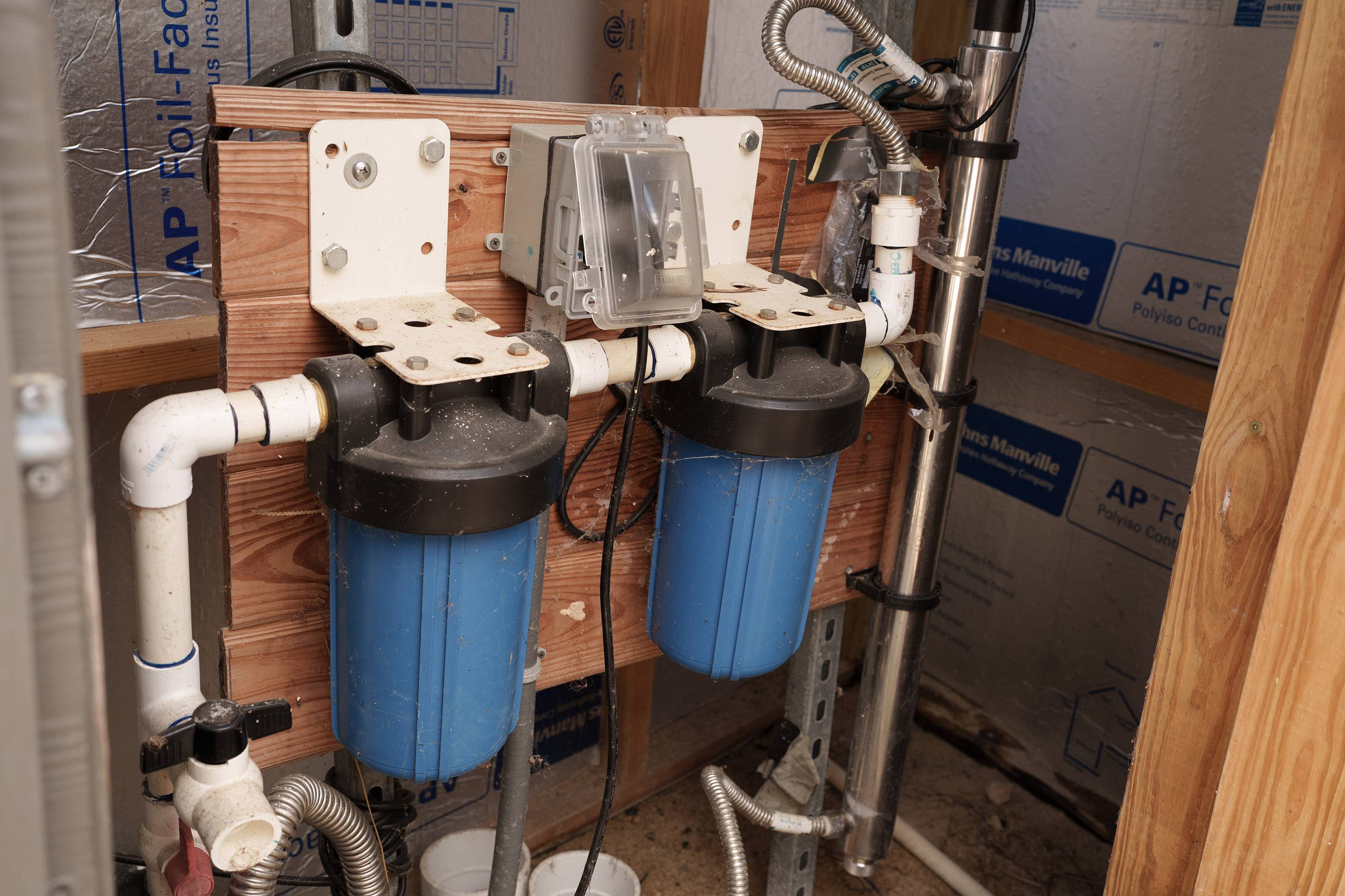 System components include filters, UV purifier, and a pump. Two blue filters connected to several PVC pipes.