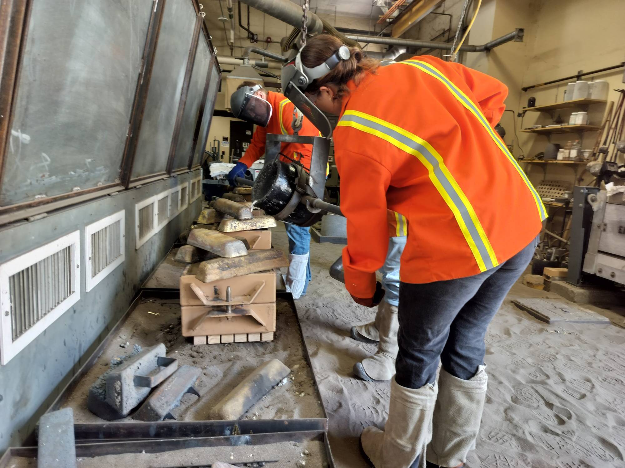 mold/sand station