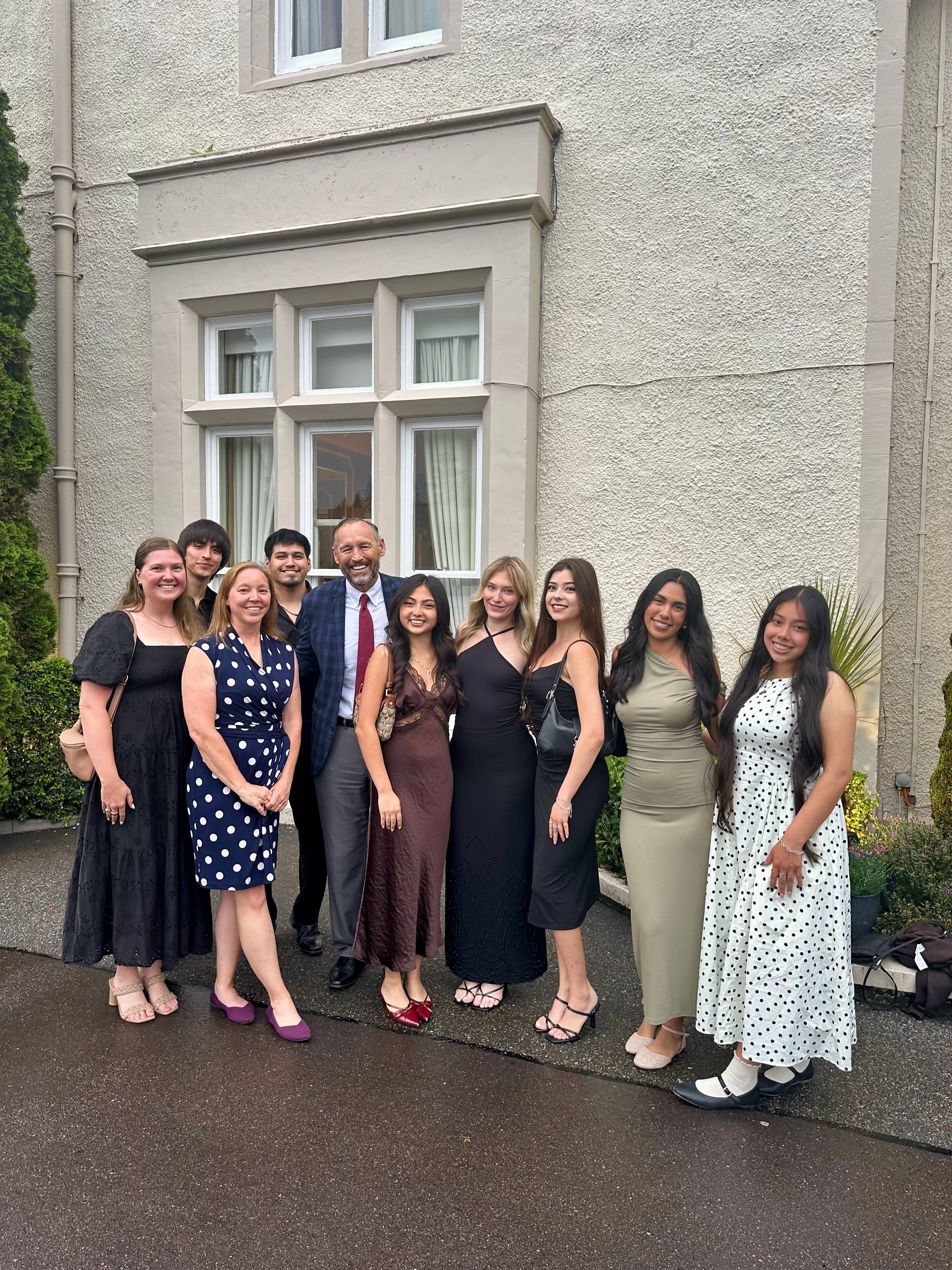 Students at the farewell dinner with President Damphousse.