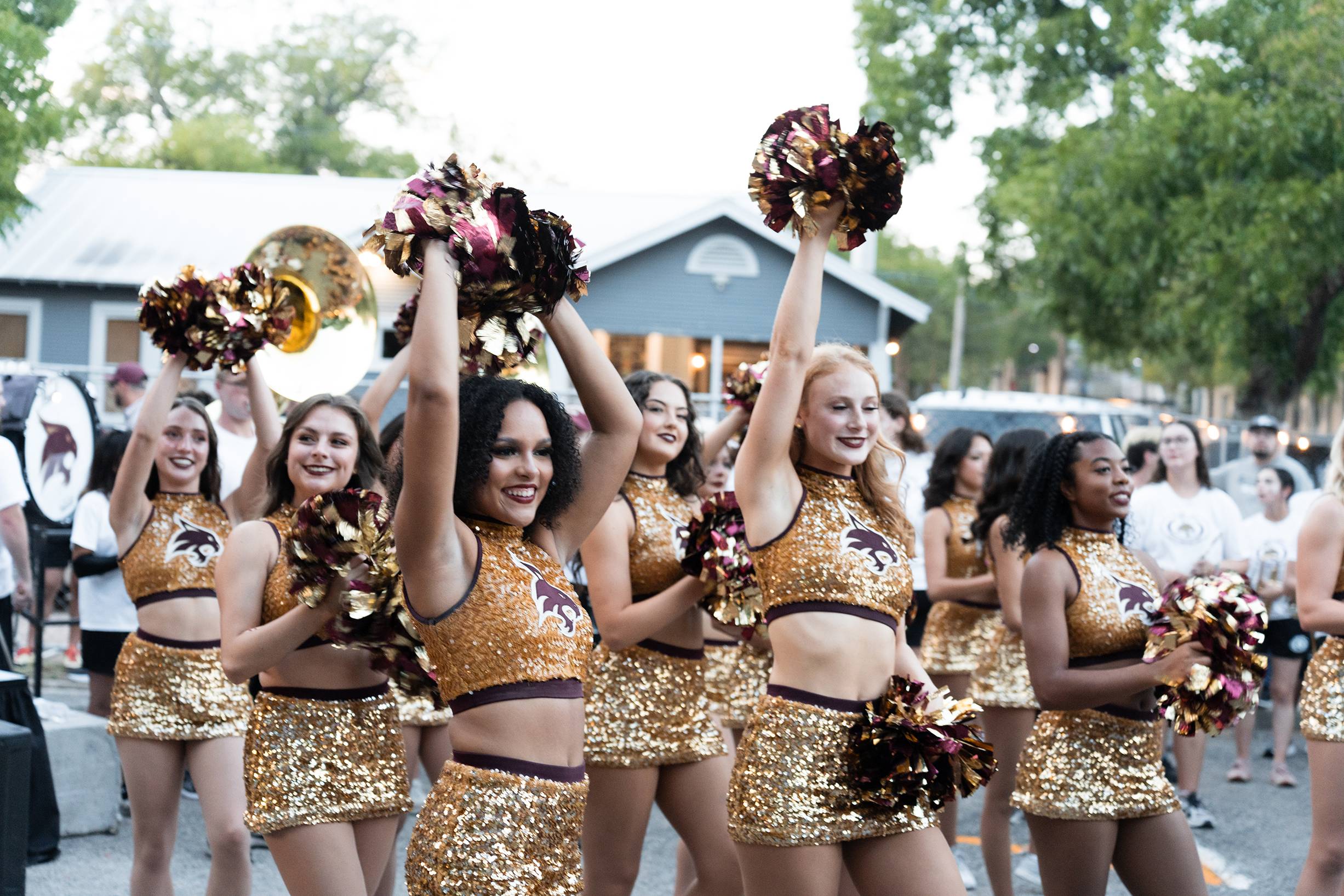 txst cheerleaders dancing