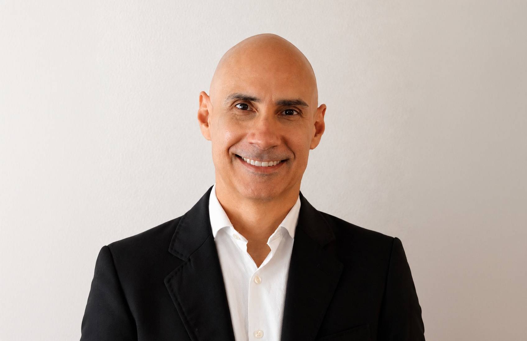 robert carvalho headshot