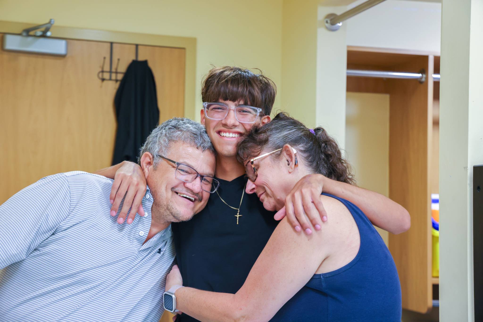 student hugging family at move-in