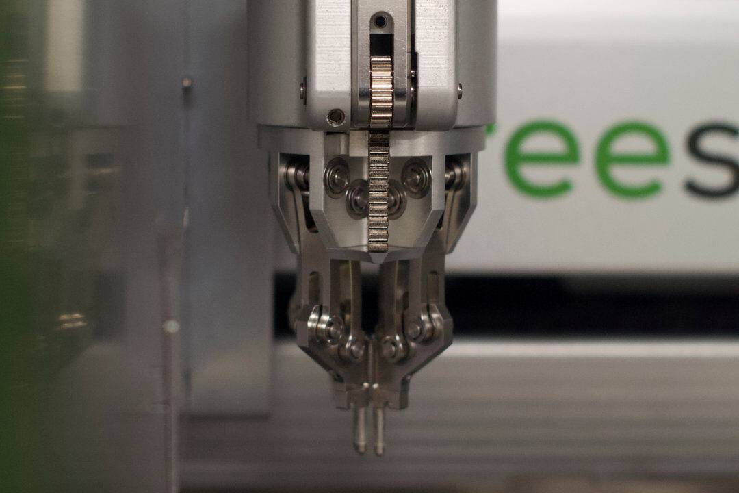 Vial-gripping arm of the Unchained Labs Big Kahuna, the node’s core piece of automation equipment.